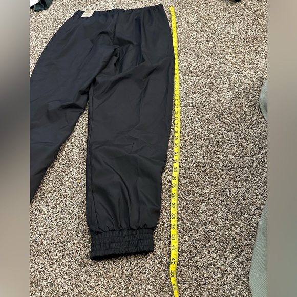 NWT Nike Women’s Mid Rise Full Length Black Loose Fit Pants - Picture 3 of 3